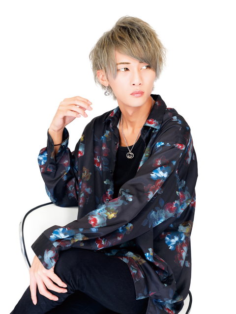 Sinphoniaホスト AZUL 椅子に座る